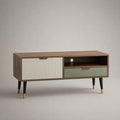 Meuble TV bas en MDF effet bois avec porte rainurée tiroir niche ouverte et pieds noirs 160 x 40 x 55 cm