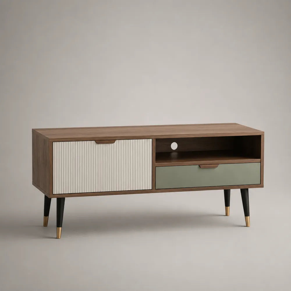 Meuble TV bas en MDF effet bois avec porte rainurée tiroir niche ouverte et pieds noirs 160 x 40 x 55 cm
